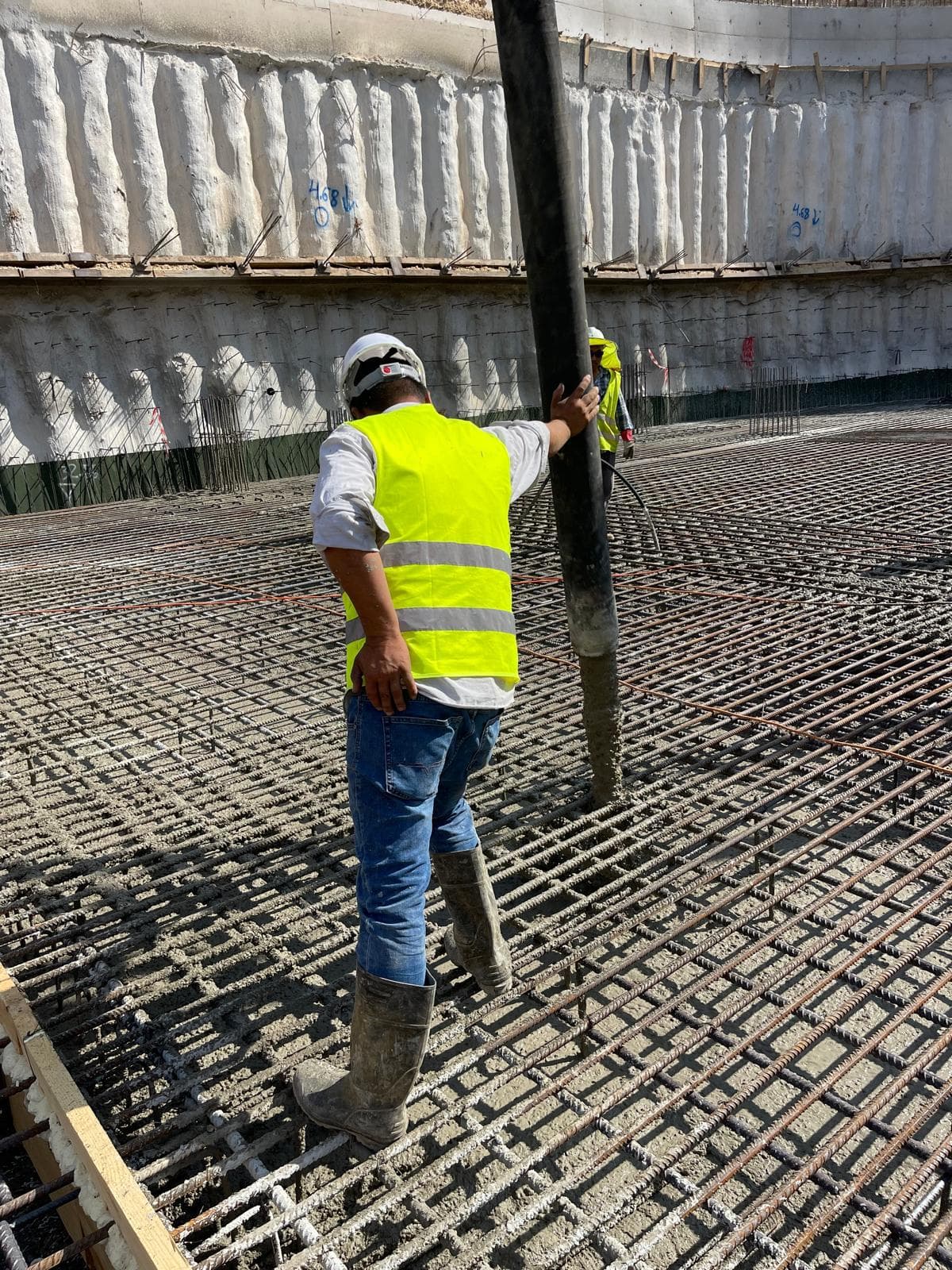 יציקת רצפה — הכנת תבניות ובדיקת מפלסים לקראת היציקה